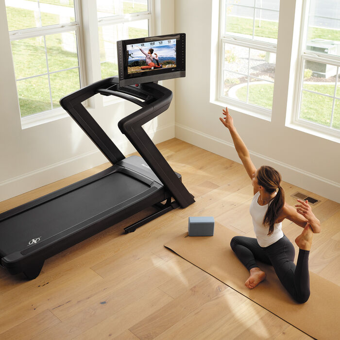 Commercial 2450 Treadmill image number 4